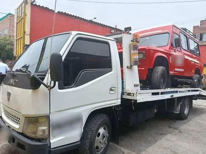 Asistencia vial 24/7 Bogotá — Grúa de emergencia Autogrúas D'H AutogruasDH atendiendo vehículo en carretera — gruas Bogota