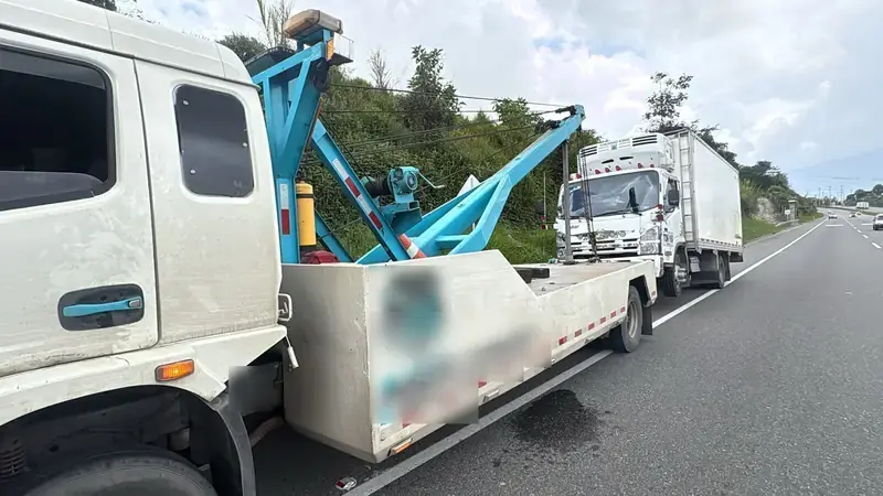 Gancho y rescate en sotano Bogotá — Grua especializada Autogrúas D'H AutogruasDH extrayendo vehículo de parking — grua sotano