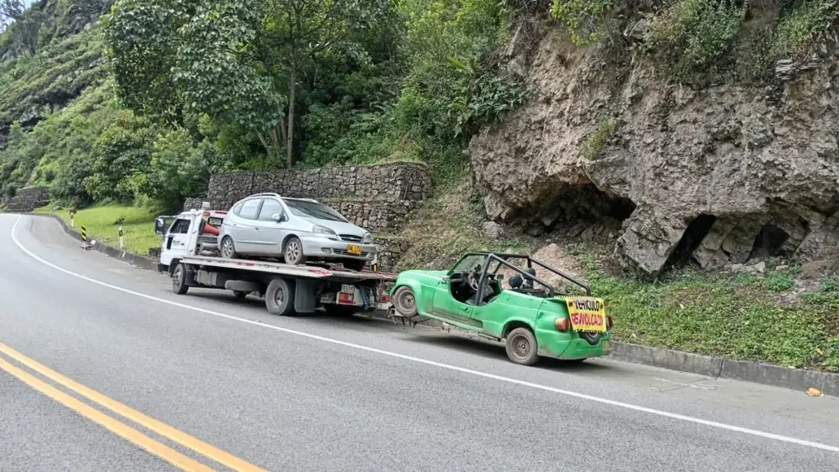 Remolque por accidente vial Bogotá — Grua profesional Autogrúas D'H AutogruasDH rescatando vehículo chocado — gruas emergencia