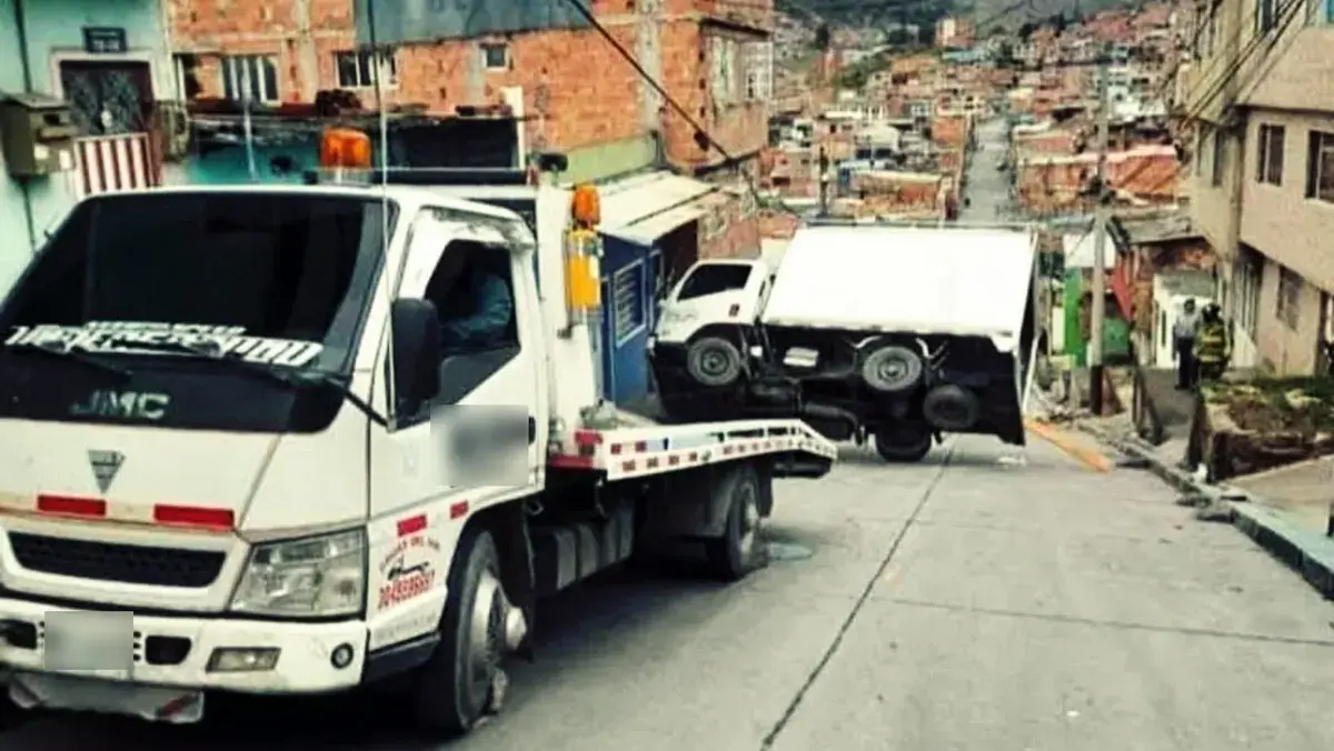 Rescate de vehículos Bogotá D.C. — Grua especializada Autogrúas D'H AutogruasDH recuperando vehículo volcado — gruas rescate