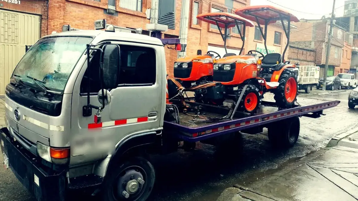 Servicio de grua en Bogotá D.C. — Grua de remolque Autogrúas D'H AutogruasDH cargando vehículo — gruas Bogota 24 horas
