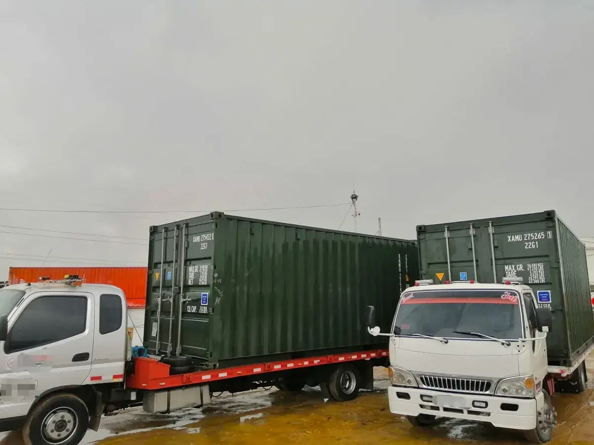 Transporte de contenedores Bogotá D.C. — Grua pesada Autogrúas D'H AutogruasDH movilizando contenedor 40 pies — gruas carga pesada